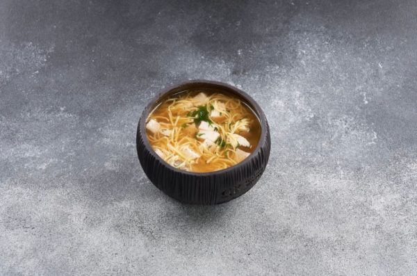Куриный бульон с лапшой и курицей