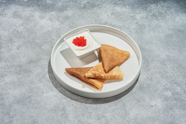Блины со сметаной и красной икрой