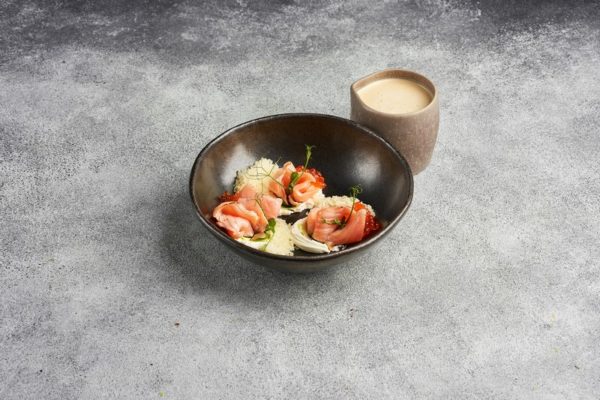 Сырный суп с копчёным лососем и красной икрой