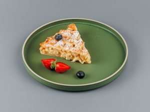 Пай с заварным кремом и яблоками