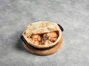 Томлёные морепродукты под сырным тестом