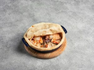 Томлёные морепродукты под сырным тестом