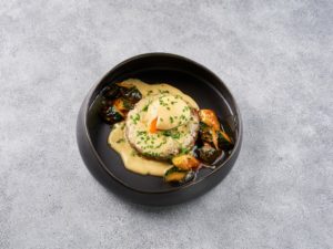 Рубленый бифштекс с голландским соусом и яйцом пашот