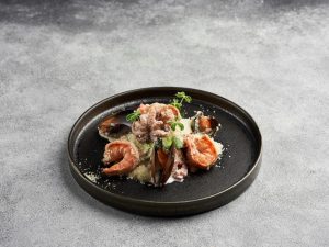 Тёплый салат с дарами моря