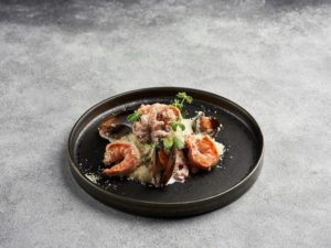 Тёплый салат с дарами моря