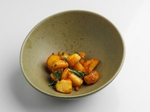 Молодой картофель с ароматными травами