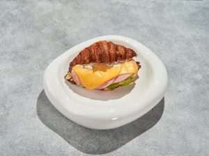 Круассан с ветчиной и сыром