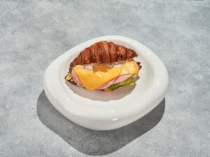 Круассан с ветчиной и сыром