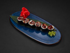 Ролл с угрём и огурцом