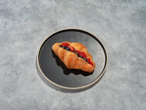 Круассан с заварным кремом и ягодами