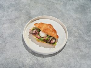 Круассан с ростбифом