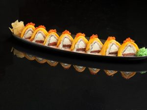 Ролл с лососем и манго