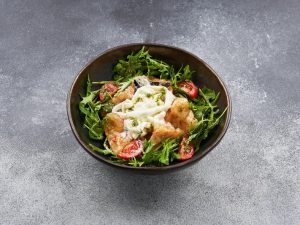 Салат с баклажанами и сыром страчателла