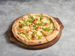 Пицца с тигровыми креветками и ананасом