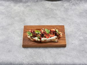 Брускетта с вяленными томатами со страчателлой