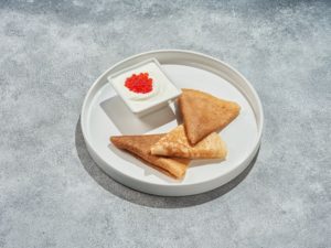 Блины со сметаной и красной икрой
