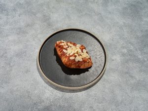 Круассан с солёной карамелью и бананом