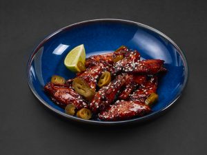 Острые куриные крылышки в медовой глазури