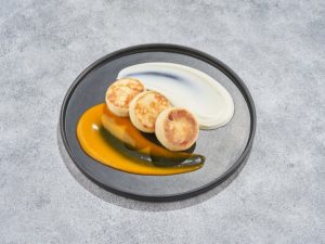 Сырники с пюре манго и сметаной