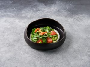 Зелёный салат с лососем домашнего посола