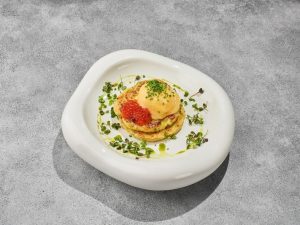 Драники из цукини с яйцом пашот и красной икрой