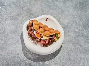 Гонконгский завтрак с говяжьим беконом