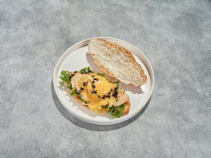 Круассан с курицей и яйцом пашот