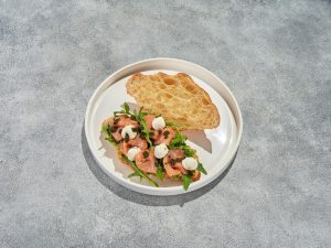 Круассан с лососем и сливочным сыром