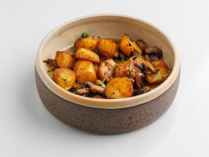 Молодой картофель с грибами