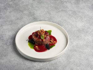 Миньон из говядины с соусом Пряная вишня