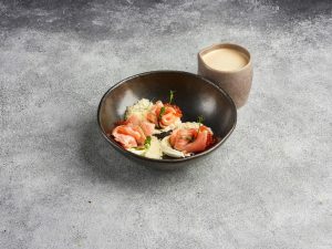 Сырный суп с копчёным лососем и красной икрой