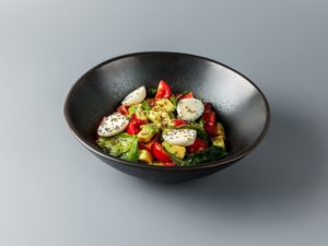 Салат с авокадо и семенами чиа