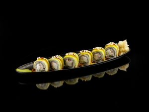 Ролл креветка - манго - авокадо