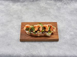 Брускетта с тигровыми креветками