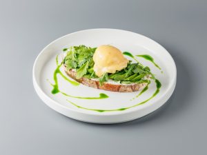 Тартин с авокадо и яйцом пашот