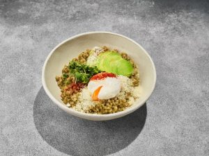 Зеленая гречка с яйцом пашот и авокадо