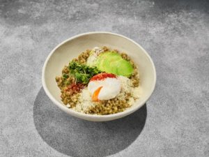 Зеленая гречка с яйцом пашот и авокадо