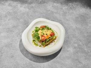 Бельгийская вафля с авокадо и лососем