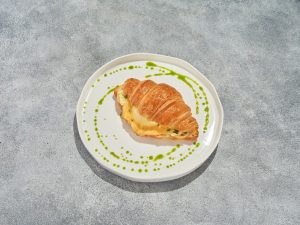 Круассан с сыром моцарелла