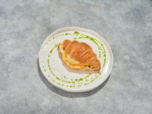 Круассан с сыром моцарелла