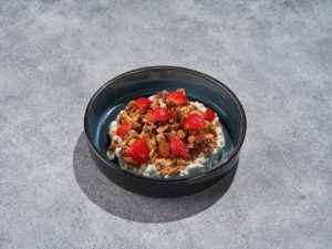 Творог с гранолой и клубникой