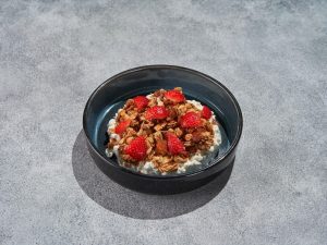 Творог с гранолой и клубникой