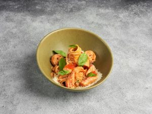 Фетучини с крабом и креветками в розовом соусе