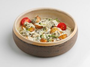 Молодой картофель в сливочно-шпинатном соусе