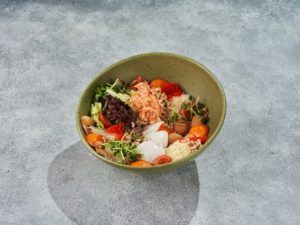 Гонконгский завтрак с яйцом пашот и тартаром из лосося