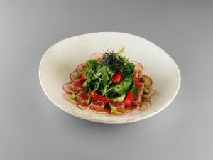 Салат с тунцом татаки