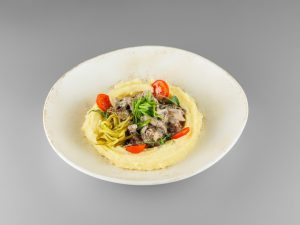 Бефстроганов из мраморной говядины с картофельным пюре