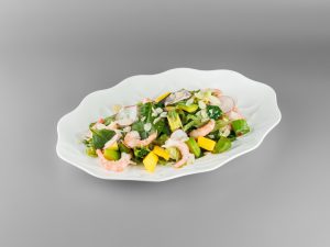 Салат с северными креветками, манго и авокадо