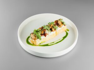 Брускетта с мидиями и соусом блю чиз