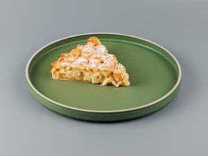 Пай с заварным кремом и яблоками